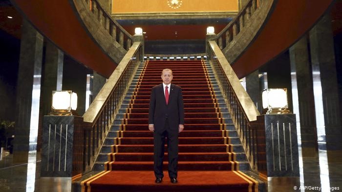 متشبهاً بالسلاطين العثمانيين.. هوس أردوغان بتشييد القصور الباذخة يعمق الأزمة الاقتصادية التركية