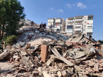 تسونامي جزئي يجتاح سواحل تركيا بعد زلزال ضرب مدينة إزمير/ فيديو