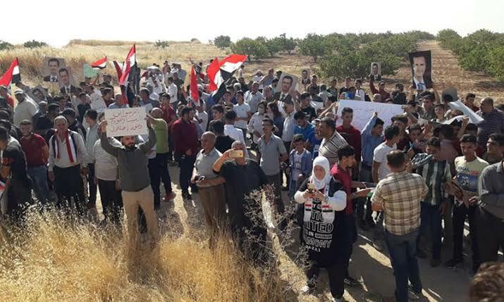محتجون من محافظتي حماة وادلب يطالبون قوات الاحتلال التركي بمغادرة سوريا