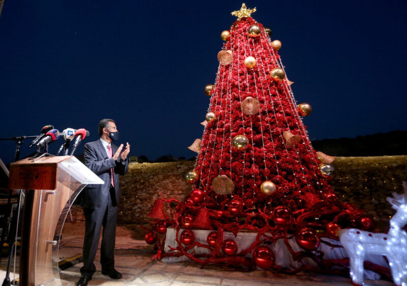 وزير السياحة يضيء شجرة عيد الميلاد المجيد بموقع المغطس