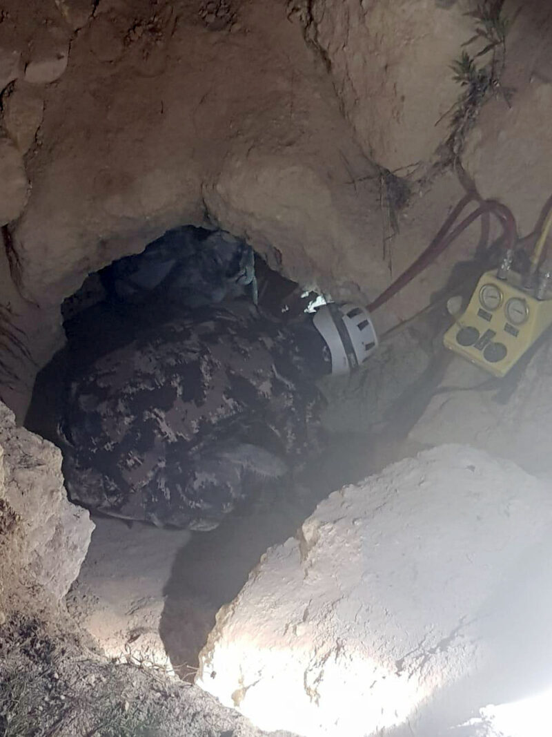 انقاذ شخص حوصر داخل شق صخري في ضاحية الرشيد بعمان