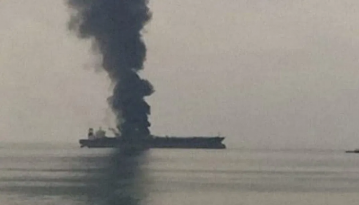 أضرار بالميناء ومركز توزيع النفط .. انفجار سفينة بريطانية قبالة ميناء جدة وقع نتيجة إصابتها 