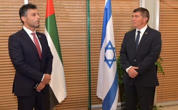 يا للخيانه.. أول سفير إماراتي لدى إسرائيل يصل تل أبيب ويبتهج بلقاء وزير الخارجية الصهيوني/ فيديو