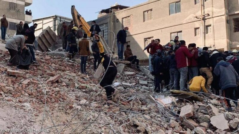 مصر الى اين؟؟ 8 وفيات و29 مصابا في انهيار مبنى بالقاهرة اليوم، بعد وفاة 32 آخرين لدى تصادم قطارين في سوهاج امس