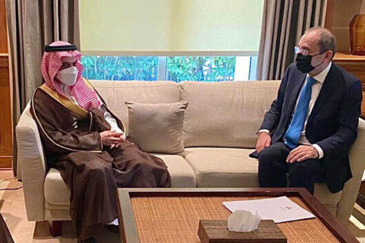 وزير الخارجية السعودي يحمل رسالة للملك من خادم الحرمين