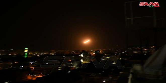 الدفاعات السورية تتصدى لعدوان إسرائيلي في محيط دمشق اوقع 4 جرحى فجر اليوم، وتسقط معظم الصواريخ المعادية