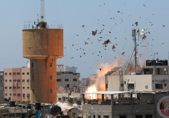 قصف العدو لمنزلين في مخيم البريج بغزة يوقع 5 شهداء