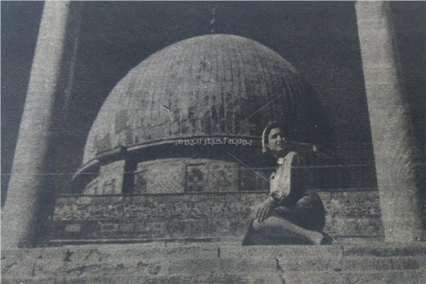 نعيمة عاكف تتبرك بزيارة الحرم القدسي وقبة الصخرة عام 1954