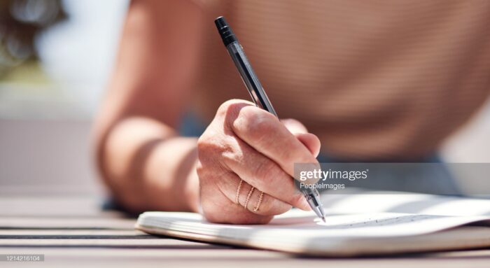 الابحاث تثبت ان الكتابة بالورقة والقلم افضل من استخدام الشاشة ولوحة المفاتيح