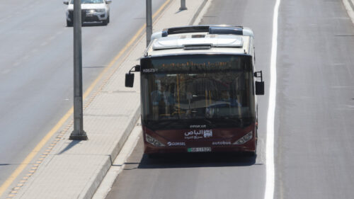 الامن العام يحجز مركبات المخالفين لمسارب الباص السريع