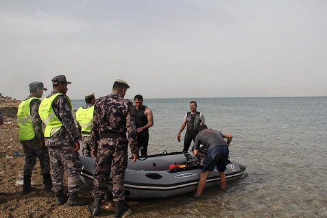 قوارب الدفاع المدني تنقذ شخصا من للغرق في البحر الميت