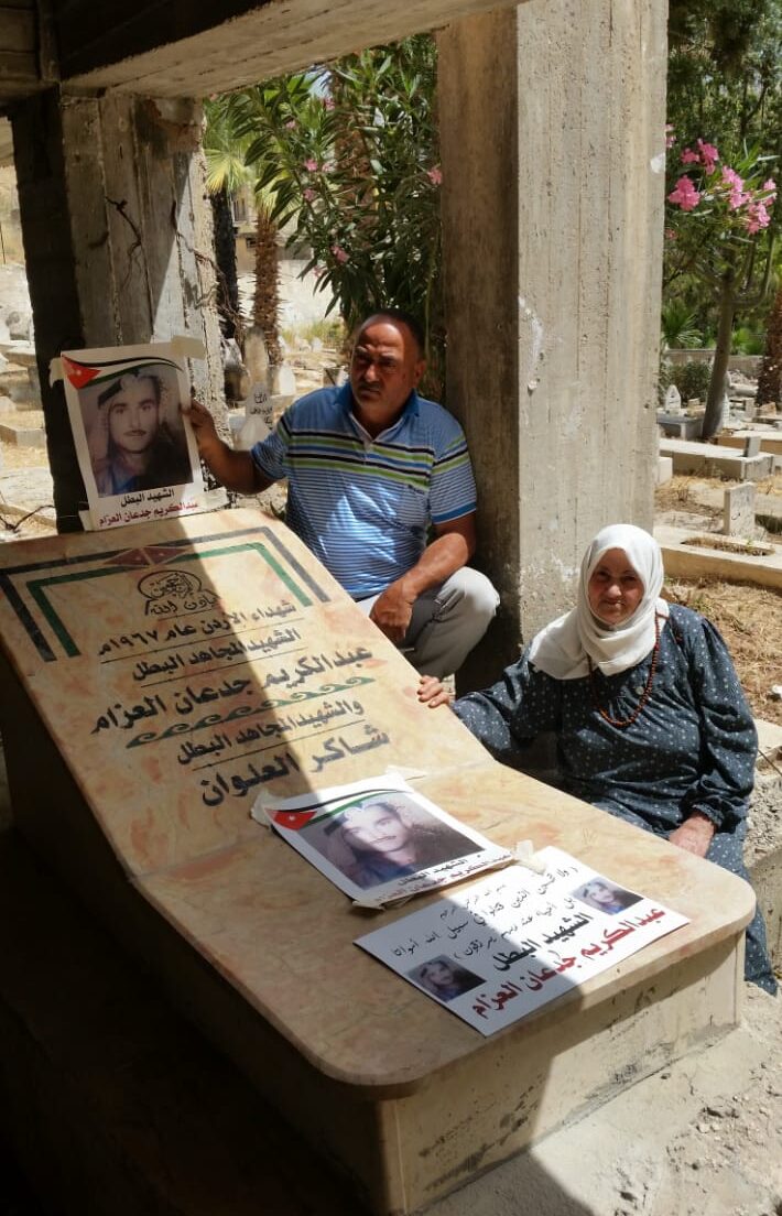 منتهى الوفاء.. سبعينية فلسطينية تعتني بقبر شهيدين أردنيين على ثرى فلسطين منذ 54 عاما