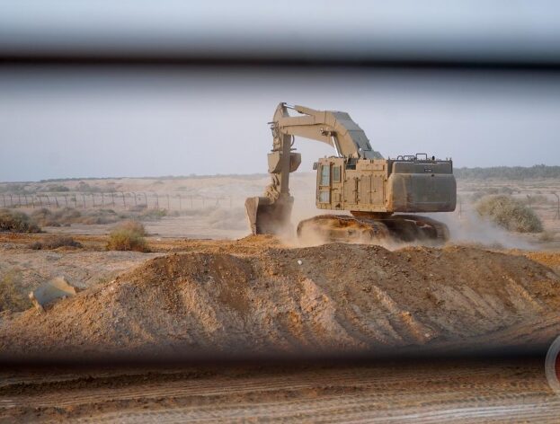 اسرائيل تعلن البدء بإزالة الألغام ضمن مشروع توسيع مدخل جسر الملك حسين لزيادة اعداد العابرين وكميات البضائع بين الضفة والاردن