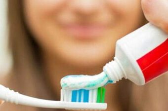 طبيب أمريكي يكشف تأثيرا خطيراً وسامّاً لمبيضات الأسنان