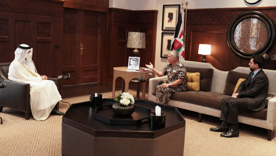 الملك يستعرض مع وزير الخارجية القطري سبل تطوير التعاون الثنائي في المجالات الاقتصادية والفرص الاستثمارية