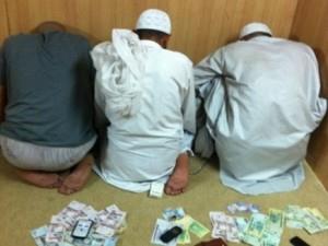 القبض على نشّالين قاما بسرقة مُصلين داخل مسجد في اربد