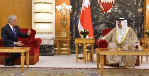 ملك البحرين يستقبل لابيد ويعتبر 