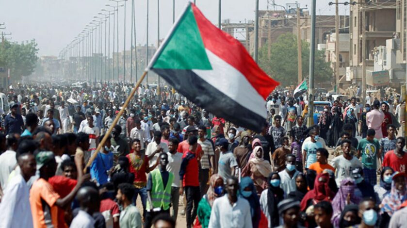أزمة متصاعدة في شرق السودان والمحتجون يغلقون المطار والميناء ويقطعون خطوط النفط والسكك الحديدية وطريق الحافلات