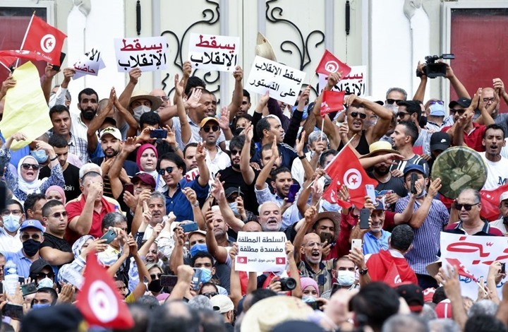 هل يحول نفسه الى دكتاتور؟.. الرئيس التونسي ينسف اغلب فصول الدستور ويتولي مهام السلطتين التنفيذية والتشريعية