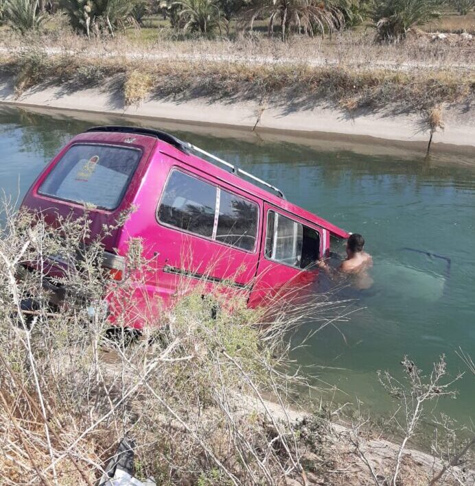 انتشال مركبة سقطت في قناة الملك عبدالله بالشونة الشمالية