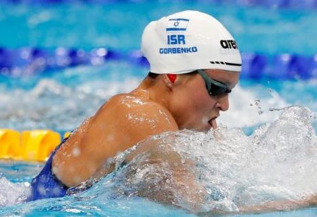سبّاحة اسرائيلية تفوز بالميدالية الذهبية في ابو ظبي !!