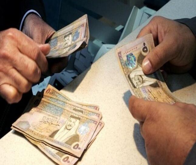 بعد 40 عاما.. أردنية من اصل باكستاني فقيرة جدا تعثر في حسابها على 45 ألف دينار