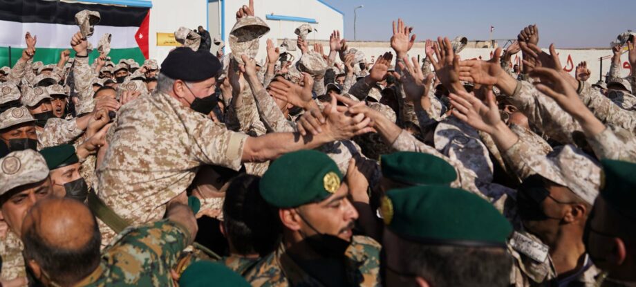 الملك يزور واجهة المنطقة العسكرية على الحدود السورية، ويدعو للتعامل بقوة وحزم لمنع محاولات التسلل والتهريب