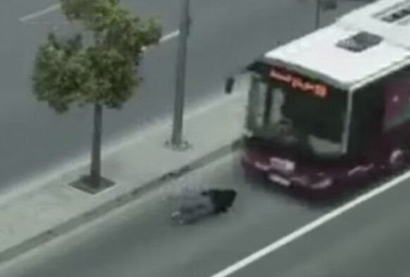 خدعة بصرية.. حافلة تمر فوق شاب على طريق الباص السريع
