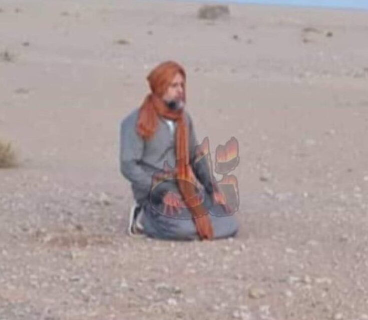 سيف القذافي يثير التساؤلات بظهوره يصلي وحيدا في الصحراء