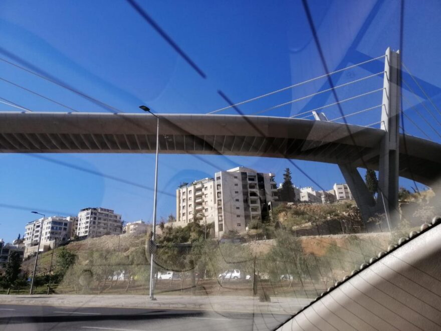الامن يحقق في وفاة شخص سقط عن جسر عبدون في عمان