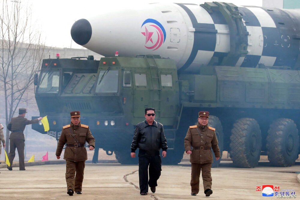 امريكا تترنح وسط تكاثر الاعداء.. كوريا الشمالية تجري، امس الخميس، احدث اختبارٍ لإطلاق صاروخ باليستي جديد عابر للقارات