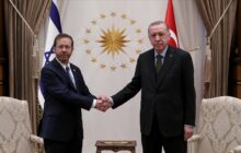 إردوغان يهاجم قيس سعيد، وبالمقابل يعانق هيرتسوغ ويتنكر (بعد 13 عامًا) لأشهر تصريحاته المعادية لإسرائيل