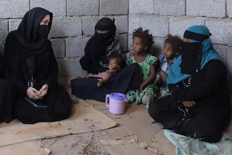 بعد قضاء ثلاثة أيام في اليمن.. أنجلينا جولي تكشف عن مشاهدات مأساوية تنتمي الى العصر الحجري