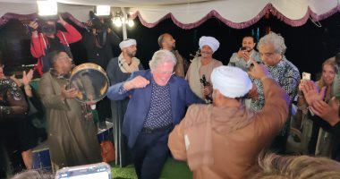 حسين فهمي يرقص على أنغام المزمار في مهرجان الأقصر/ شاهد