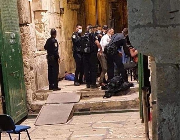 استشهاد شاب برصاص الاحتلال، مساء اليوم الإثنين، لدى قيامه بطعن شرطيين اسرائيليين في سوق القطانين بالقدس/ فيديو