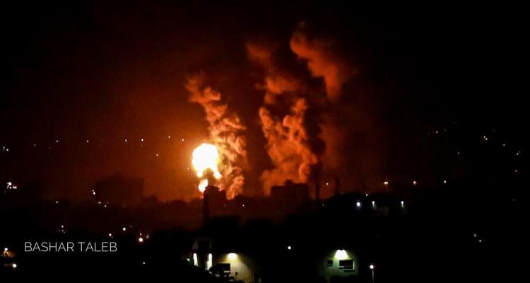طائرات العدو تشن غارات جوية عنيفة على قطاع غزة فجر اليوم، والمقاومة تقصف مستوطنات الغلاف بالصواريخ/ فيديو