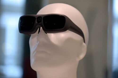 نظارات تستخدم الذكاء الاصطناعي لمساعدة المكفوفين بقراءة عدة لغات/ فيديو