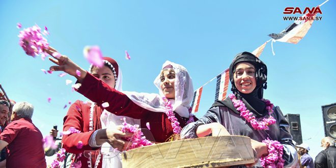رغم جراح سوريا النازفة.. ارياف دمشق تحتفل بمهرجان قطاف ذهبها الخاص: الوردة الشامية/ فيديو