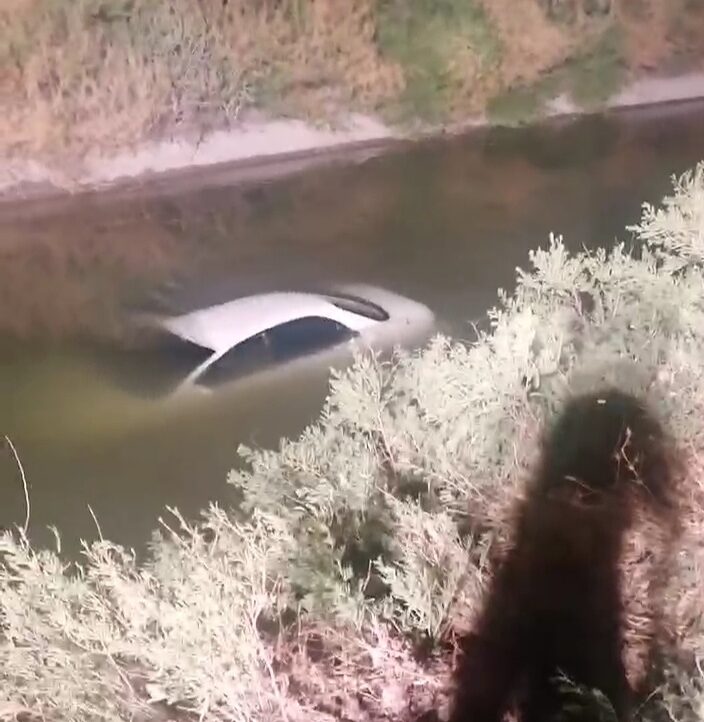 الدفاع المدني ينتشل مركبة سقطت في قناة الملك عبد الله