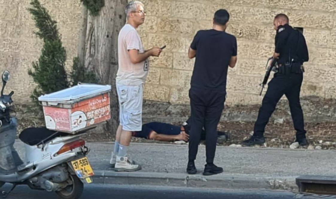 إصابة مستوطن بجروح خطيرة، اليوم الثلاثاء، جراء قيام شاب فلسطيني بطعنه في حي راموت بالقدس المحتلة/ فيديو