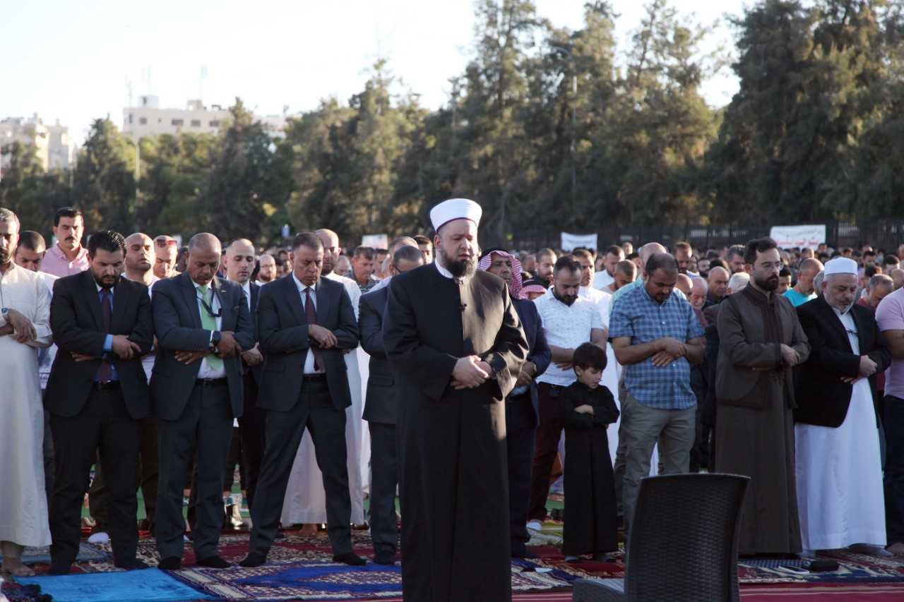مئات الآف المصلين يؤدون صلاة عيد الأضحى المبارك  في مختلف المساجد والمصليات بجميع انحاء المملكة