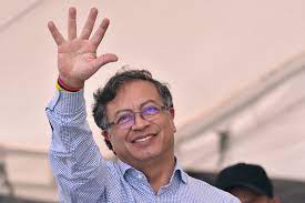 أول رئيس يساري في كولومبيا يؤدي اليمين الدستورية اليوم الاحد