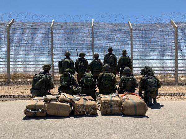 العدو يزعم احباط تهريب مخدرات بملايين الدولارات عبر حدود مصر والأردن