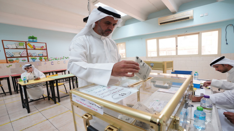فيما قد يشكل تحدياً كبيراً للحكومة المقبلة.. المعارضة الكويتية تكتسح الانتخابات النيابية وتفوز بـ 28 مقعداً