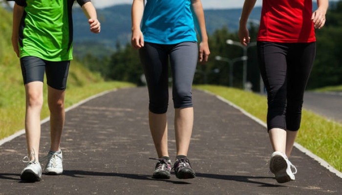 المشي بعد الأكل لدقائق قليلة يقلل خطر الإصابة بالسكري والقلب