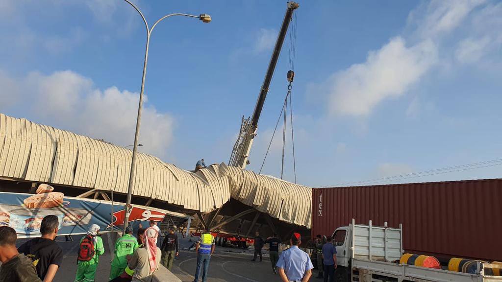 وزارة الأشغال: فتح طريق المطار بعد إزالة الجسر المنهار عليها/ فيديو