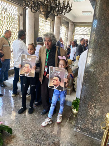 توافد المصريين على ضريح عبد الناصر اليوم الاربعاء، والسيسي ينيب وزير الدفاع لوضع إكليل من الزهور على الضريح