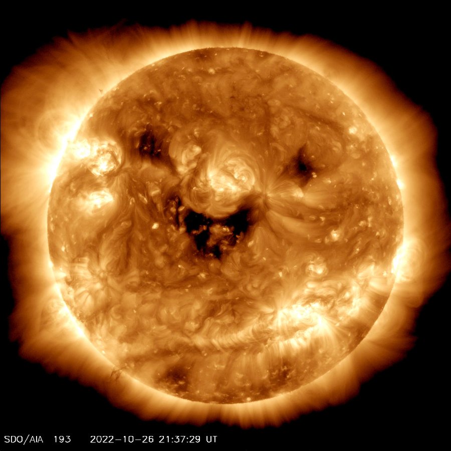مركز رصد فضائي يلتقط صورة للشمس وهي تبتسم