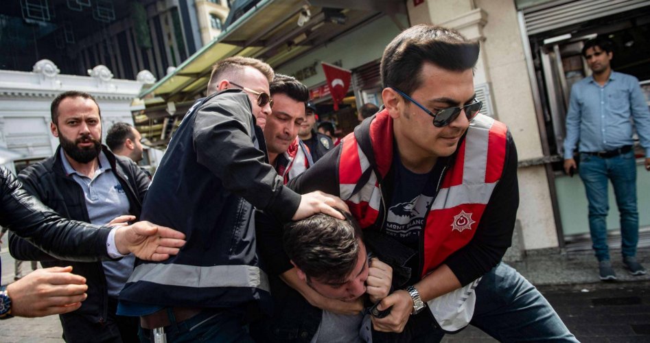 السلطات التركية تعتقل 27 شخصاً، بينهم جنود مفصولون من الخدمة، للاشتباه بعلاقاتهم بمنظمة فتح الله غولن