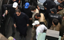 نجاة عمران خان رئيس الوزراء الباكستاني السابق من محاولة اغتيال اليوم الخميس، وقتل المنفذ/ فيديو